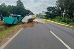 Óleo vegetal vazou de caminhão e atingiu córrego às margens da Br-376