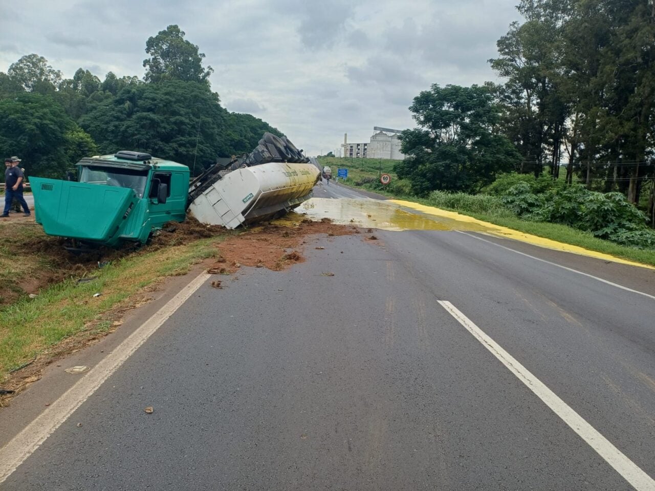 Óleo vegetal vazou de caminhão e atingiu córrego às margens da Br-376