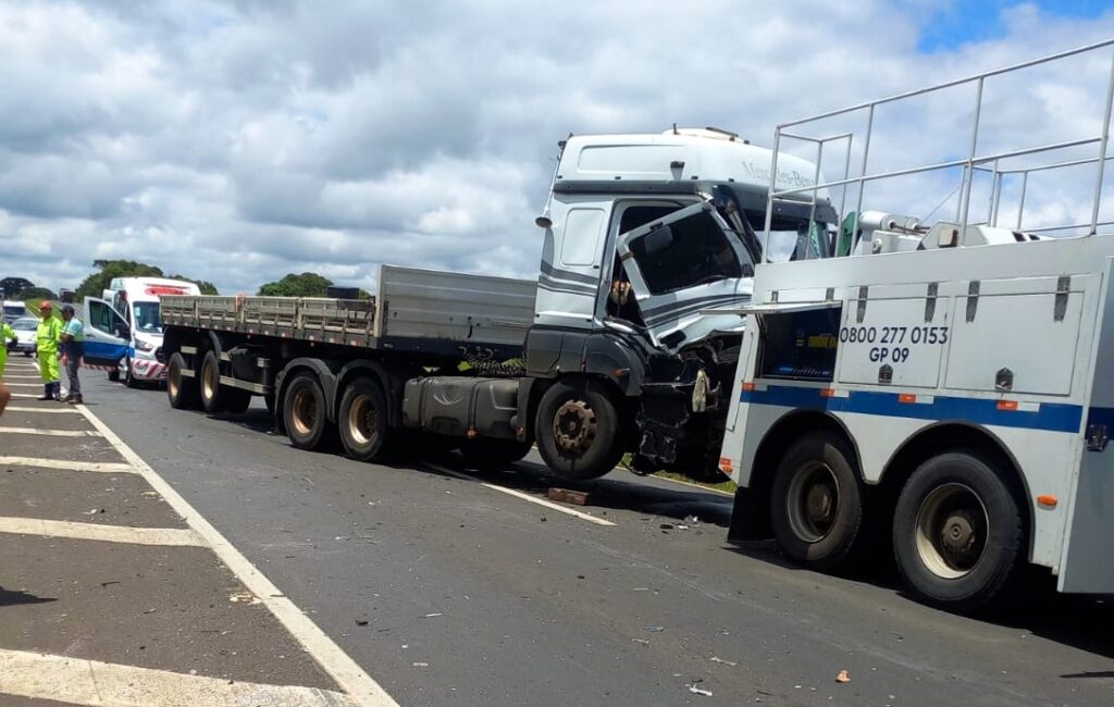 Caminhão ficou parado sobre a rodovia