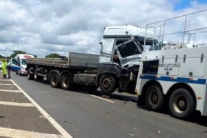 Caminhão ficou parado sobre a rodovia
