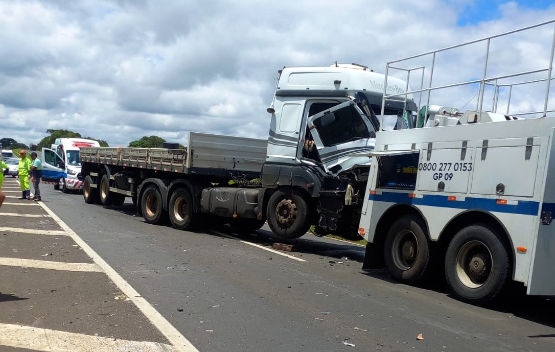 Caminhão ficou parado sobre a rodovia