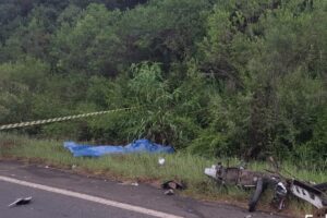 Mulher que pilotava ciclomotor morreu na hora