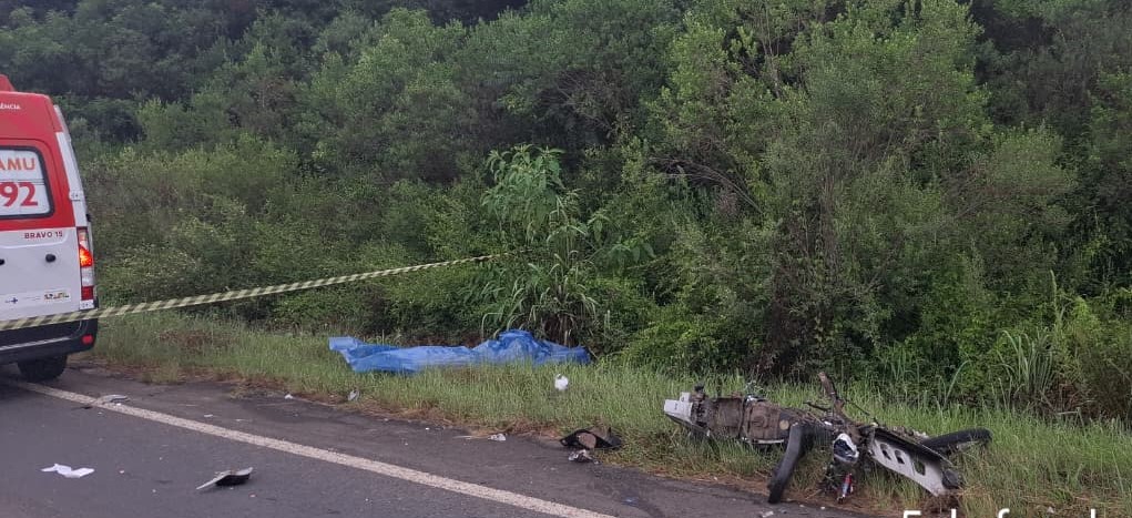 Mulher que pilotava ciclomotor morreu na hora