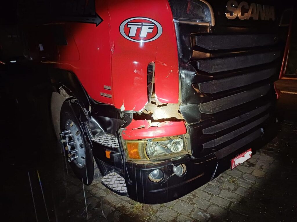 Caminhão com marcas do atropelamento