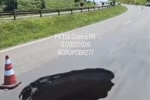 Cratera na PR-151, em Castro