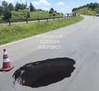 Cratera na PR-151, em Castro
