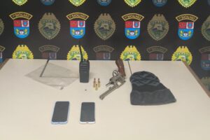 Objetos apreendidos com os dois suspeitos