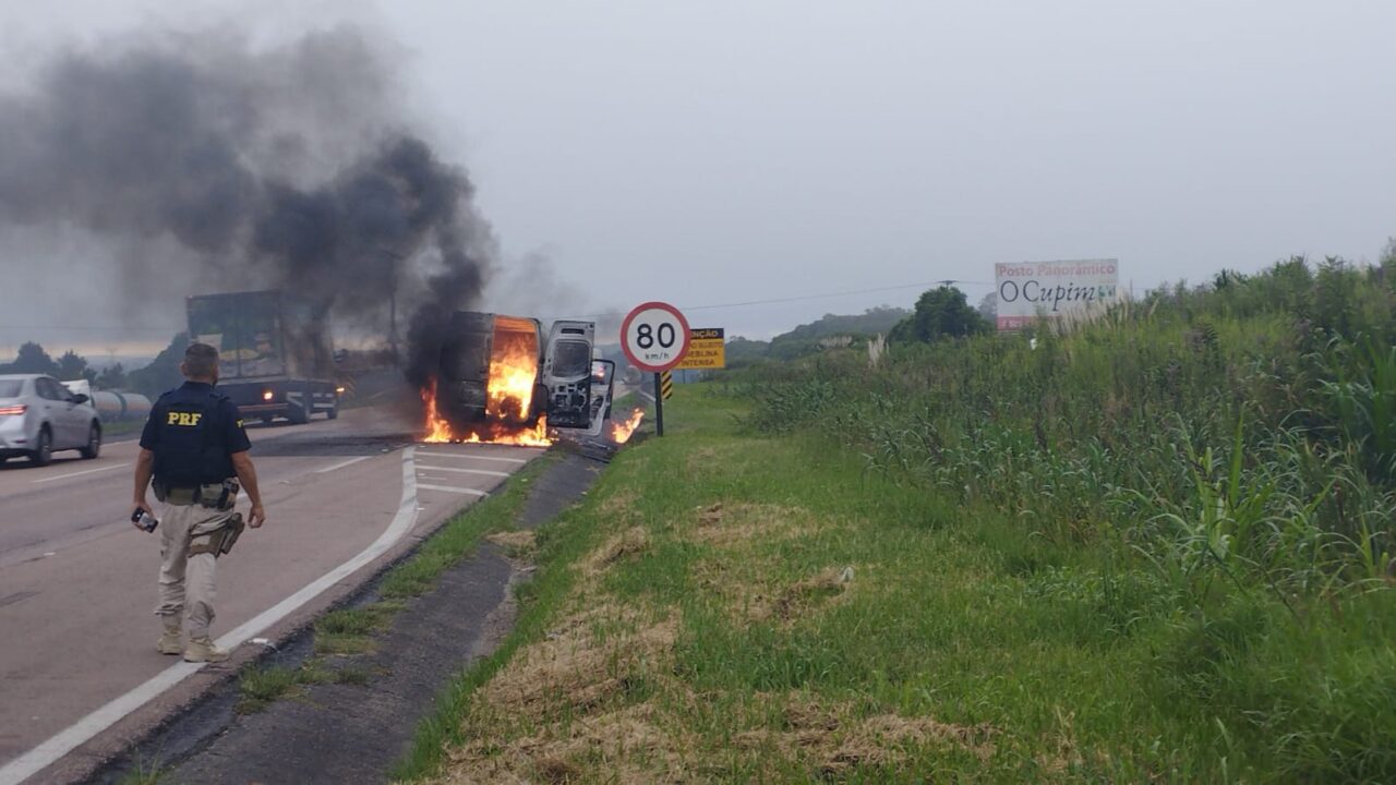 Van incendiada