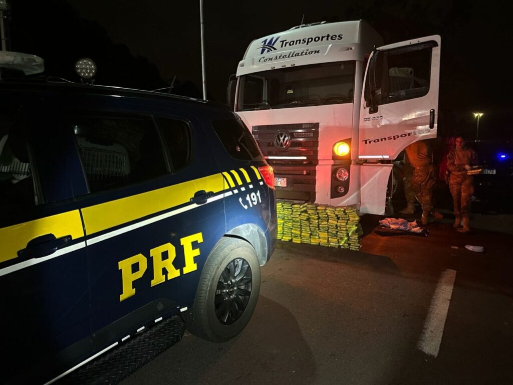 PRF apreende cocaína em caminhao