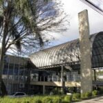 Fachada frontal da Câmara Municipal de Ponta Grossa sob ponto de vista de quem sobe a Avenida Visconde de Taunay.