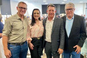Nova diretoria reforça o compromisso com o desenvolvimento dos Campos Gerais. Gestão também é formada pelos prefeitos Douglas Modesto, de Ipiranga; Altamir Sanson, de Palmeira; e Elisangela Pedroso, de Carambeí