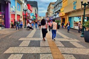 Foto do calçadão de Ponta Grossa ilustra previsão do tempo