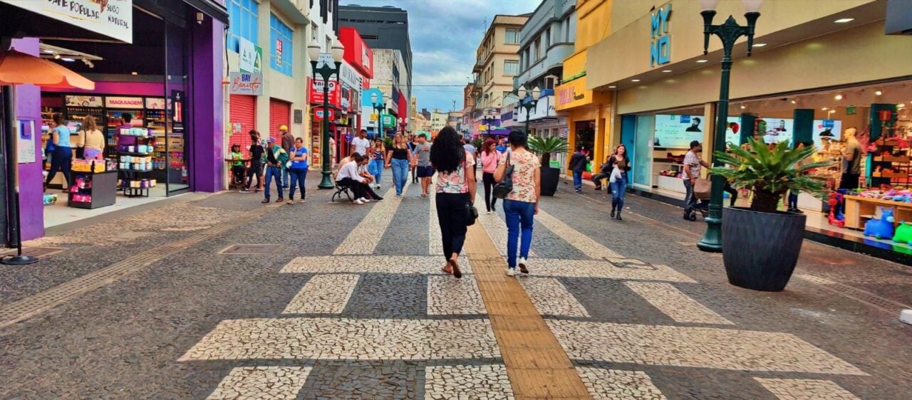Foto do calçadão de Ponta Grossa ilustra comércio durante a copa