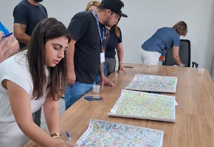 Comissão julgadora avaliando mapas dos participantes do Vamos Pintar Carambeí