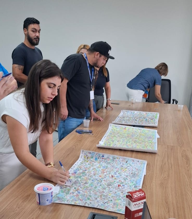 Comissão julgadora avaliando mapas dos participantes do Vamos Pintar Carambeí