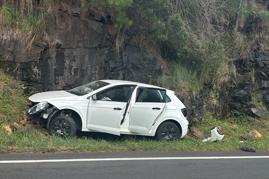 Carro acidentado contra pedreira na PR-364