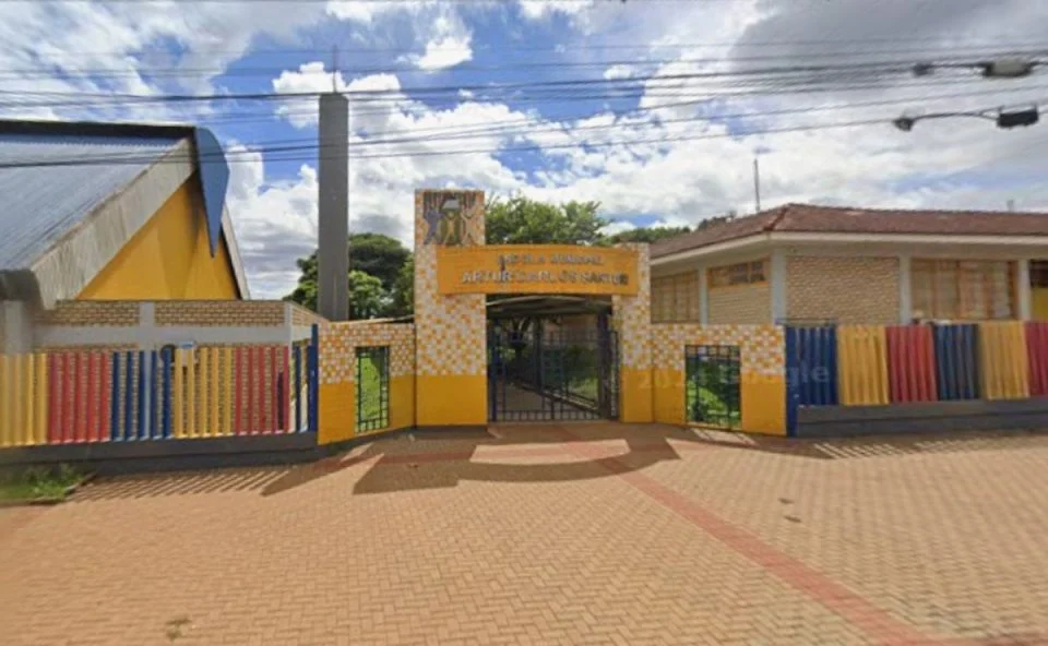 crianca-levada-escola-engano-1-960×592