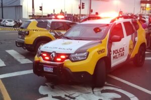 Viaturas policiais no local do crime, no bairro Nova Rússia