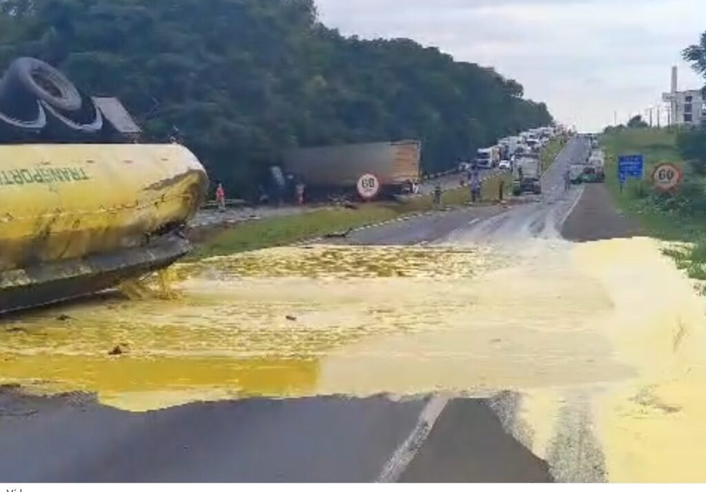 Incidente com dois caminhões na BR-376