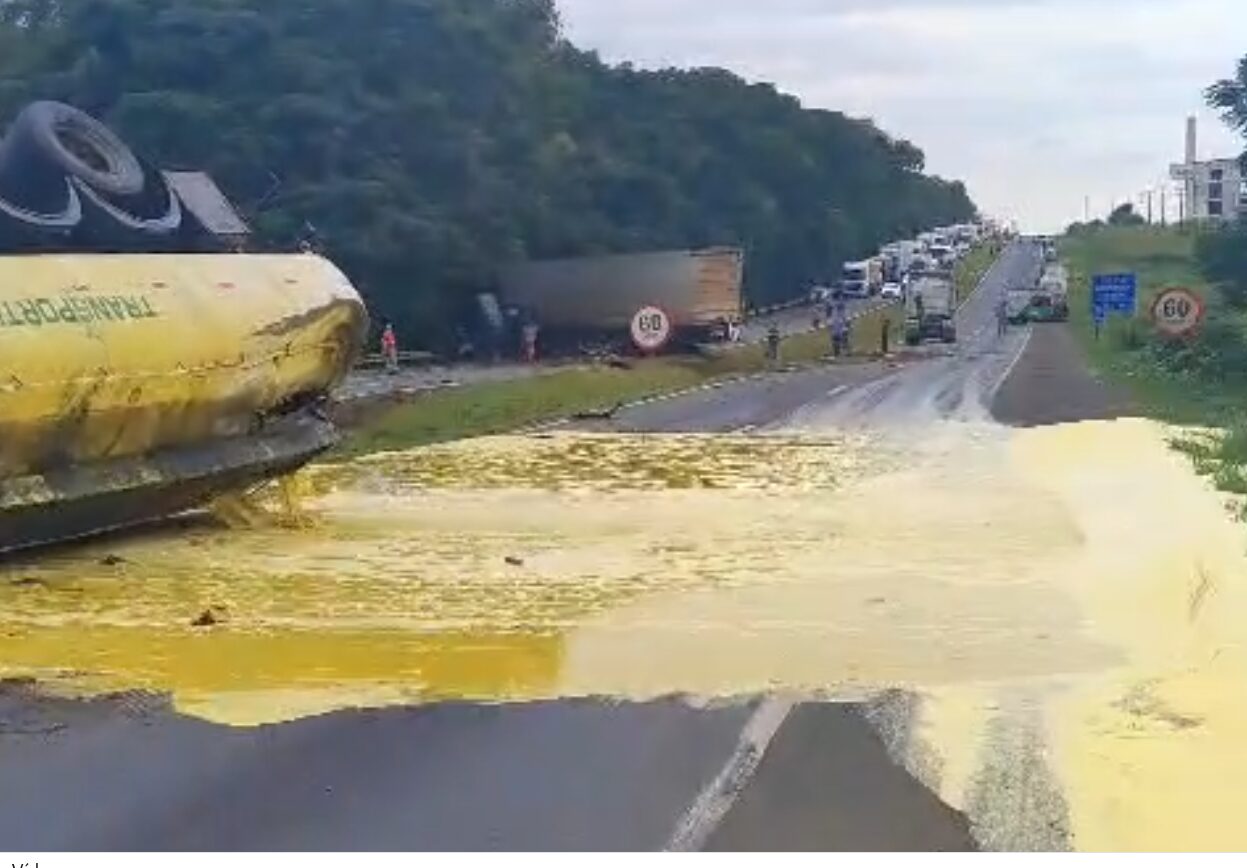 Incidente com dois caminhões na BR-376