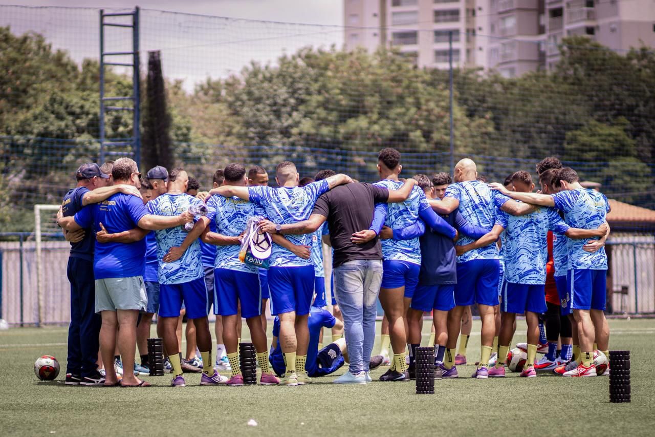 Equipe de Futebol 7 de PG reunida em gramado