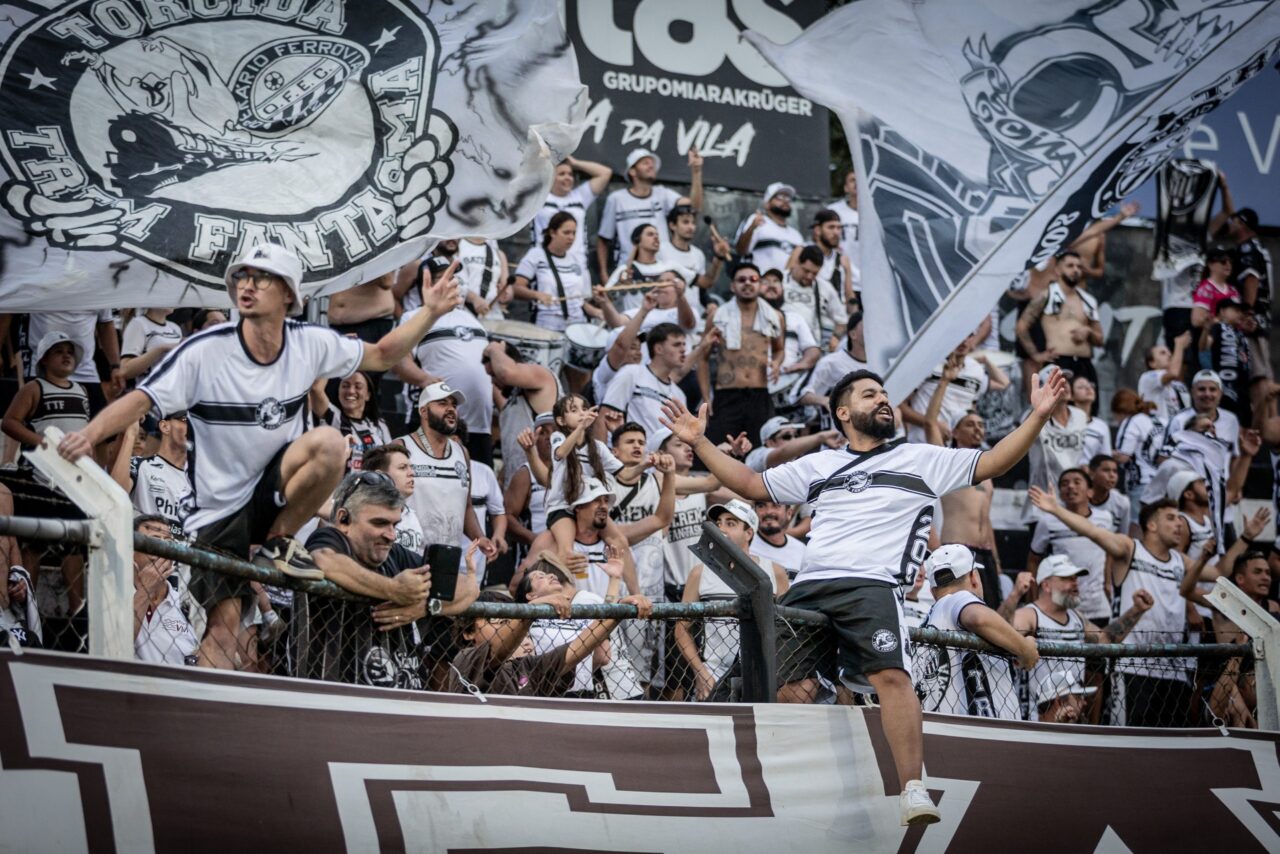 Torcida do Operário no GK