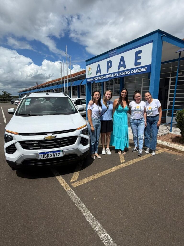Mabel entrega carro para APAE