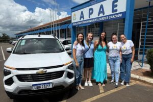 Mabel entrega carro para APAE