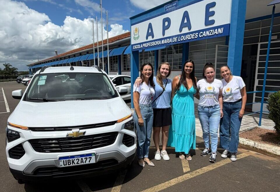 Mabel entrega carro para APAE