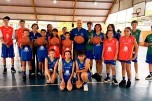 Alunos do projeto Bola na mão, bola na cesta