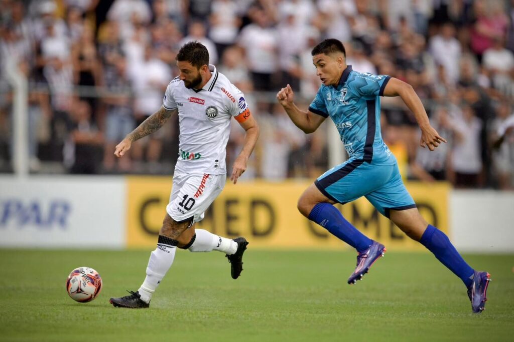 Boschilia do Operário domina a bola