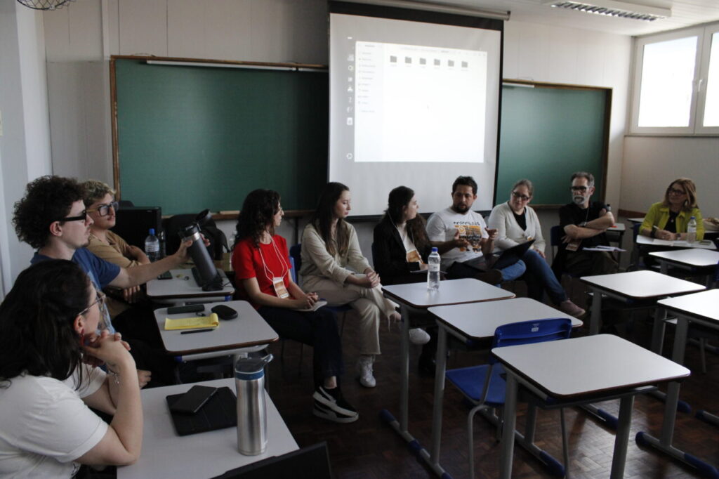 Acadêmicos do curso de jornalismo da Universidade Estadual de Ponta Grossa, em sala de aula