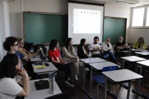 Acadêmicos do curso de jornalismo da Universidade Estadual de Ponta Grossa, em sala de aula