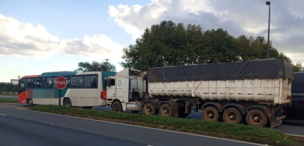 Caminhão bateu na traseira de ônibus