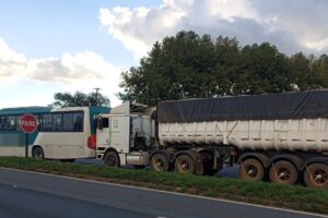 Caminhão bateu na traseira de ônibus