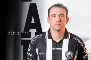 Atleta Pablo Teixeira usando a camisa do Operário