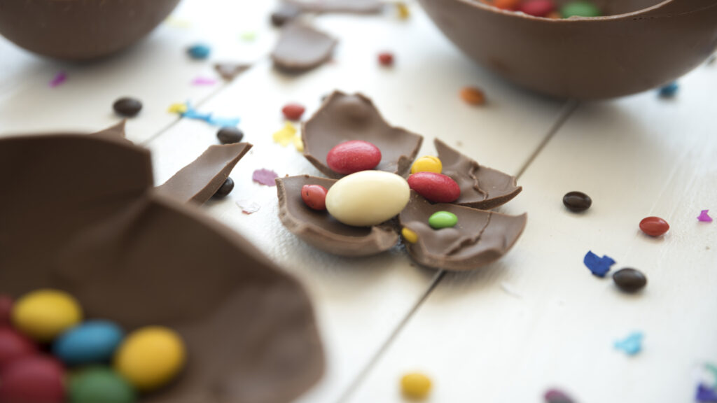 small-candies-cracked-chocolate-piece-1-1024×576