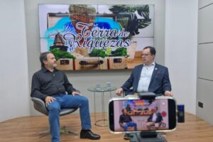Professor Nelson Canabarro e Osni Mongruel Junior no estúdio do Diário dos Campos