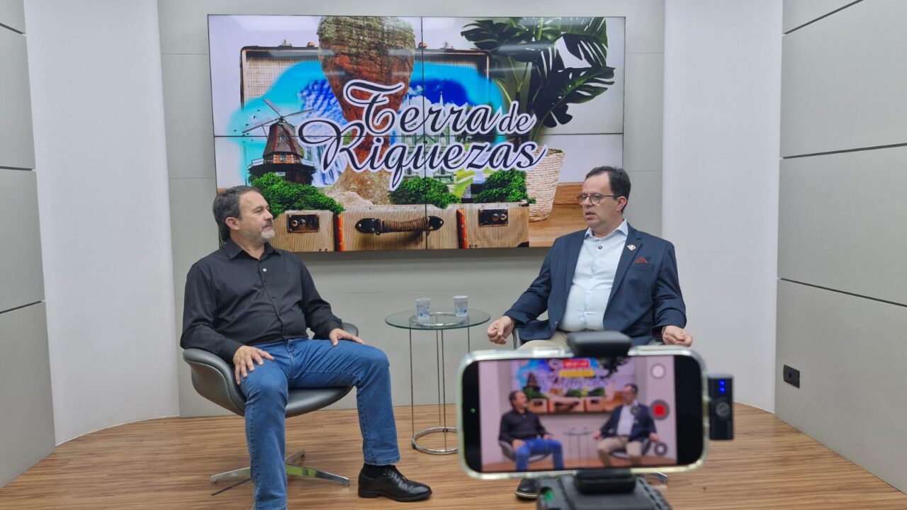 Professor Nelson Canabarro e Osni Mongruel Junior no estúdio do Diário dos Campos