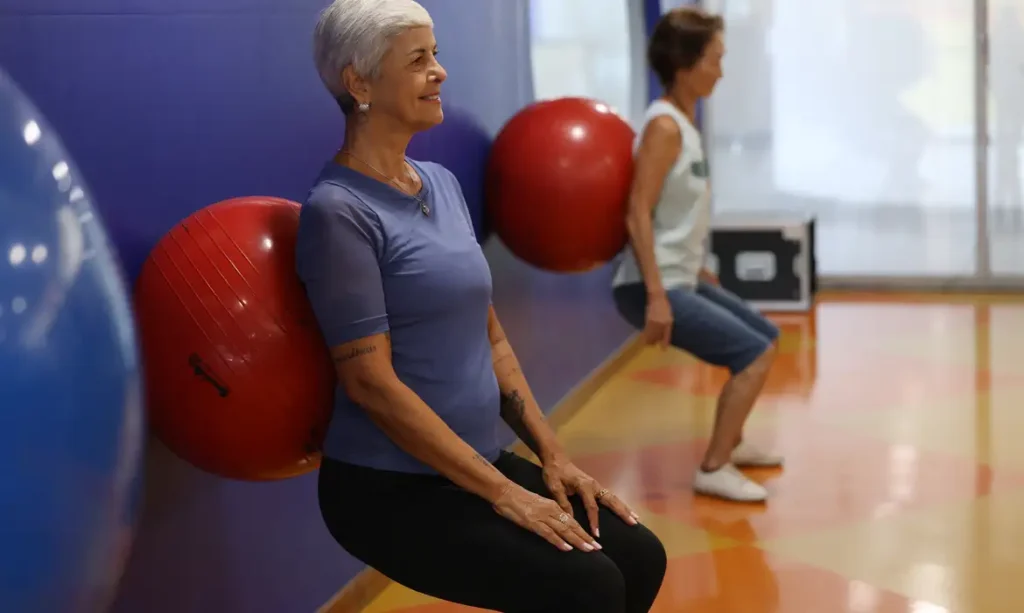 Idosa realizando exercício físico