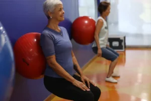 Idosa realizando exercício físico