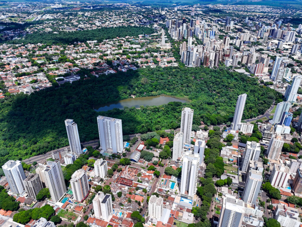 foto aérea do município de maringá mostrando vários prédios