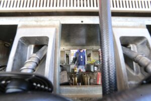 A imagem mostra uma bomba de combustível com peças metálicas e componentes em destaque.