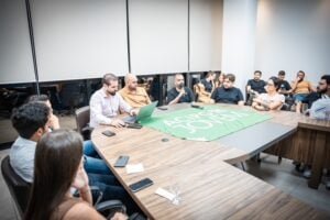 Chris Paes discursando em sua aclamação como novo presidente da ACIPG Jovem