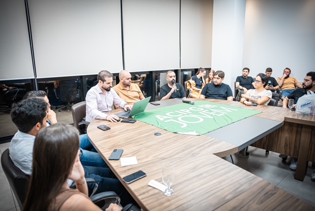 Chris Paes discursando em sua aclamação como novo presidente da ACIPG Jovem