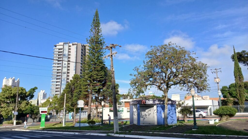 Praça do Rotary na Avenida Monteiro Lobato ilustra a previsão do tempo