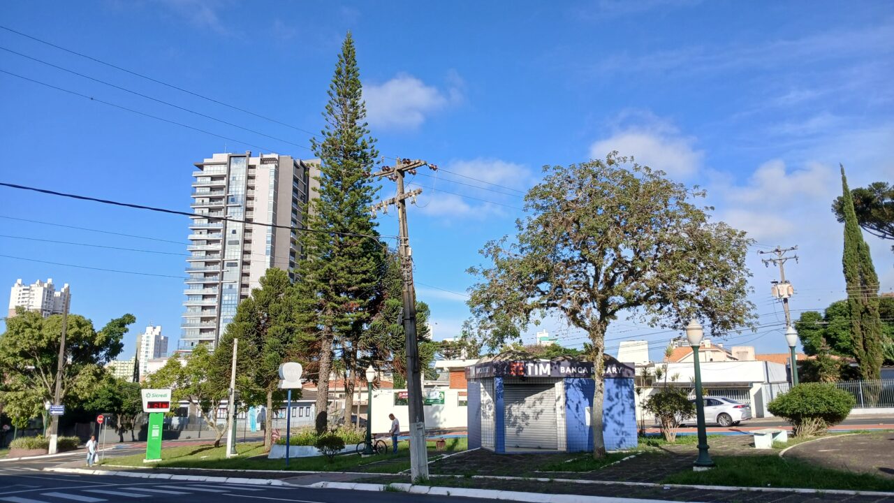 Praça do Rotary na Avenida Monteiro Lobato ilustra a previsão do tempo