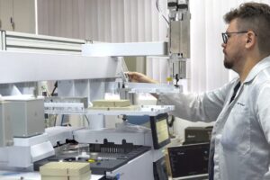 Técnico da Sanepar analisa a qualidade da água, diante de equipamentos de laboratório