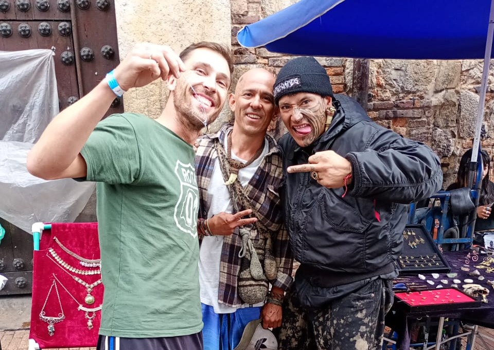 Luiz Petla na Colômbia, com dois novos amigos