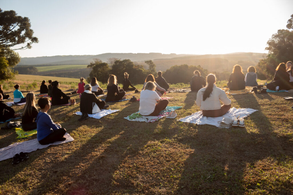 Mulheres sentadas ao ar livre observando por do sol